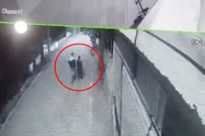 Tiene seis costillas rotas y varias cirugías pendientes: Hombre atropellado por minibús sigue en terapia intermedia