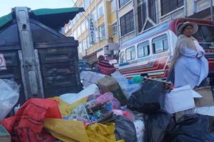 La Paz: Se registra acumulación de basura en las calles tras paralización del 30% del servicio de limpieza, dicen trabajadores 