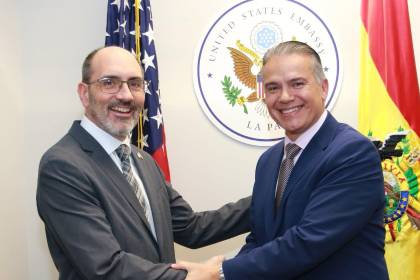 Encargado de Negocios de EEUU se reúne con el ministro de Defensa y conversa sobre cooperación en seguridad