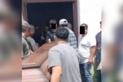 Llevan ataúd a una carceleta para que un reo se despida de su madre; sucedió en Bolivia