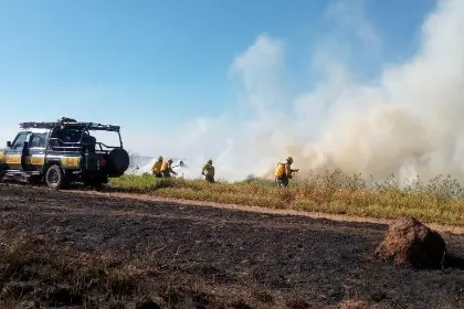 ¿Fueron provocados?: Bomberos piden investigar incendios en zonas cercanas al aeropuerto Viru Viru
