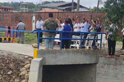 Loza participa en entrega de puente en una OTB y alcalde de Villa Tunari dice que la obra no es “muy grande”