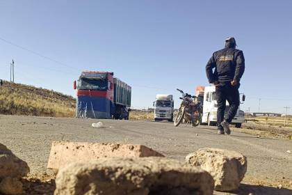 “No hay alimentos, no tenemos ni agua”: Choferes varados por el bloqueo en la vía La Paz - Oruro piden un cuarto intermedio