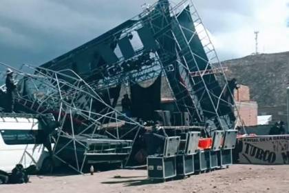 Video: Fuertes vientos derriban el escenario de una feria en Oruro; un minibús fue afectado