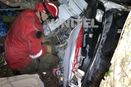 Video: Así fue el rescate del bebé que quedó atrapado entre los fierros de un tráiler volcado