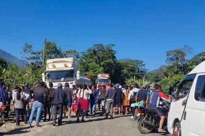 En pleno Estado de excepción, bloquean la carretera Cochabamba - Santa Cruz a la altura de Cristal Mayu