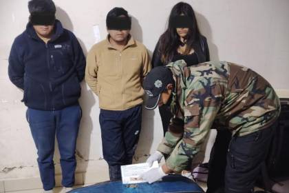 Aprehenden a tres personas que transportaban 79 bolsas de marihuana en la ruta Oruro-Sucre