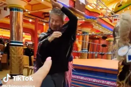 Video: Chingu amiga sorprende a su papá bailando morenada con una cholita
