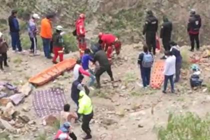 Fatal accidente: Reportan muertos y heridos por la caída de un bus a un barranco en Potosí