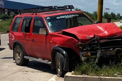 Se registra un violento choque entre un camión y una vagoneta en Satélite Norte