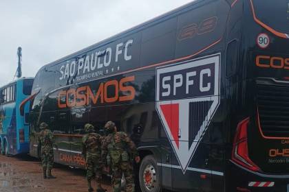 ¿Qué se sabe del bus con escudo del São Paulo FC que fue detenido por la Policía en Bolivia?