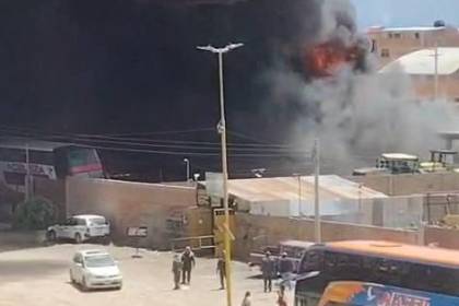 Incendio de magnitud deja cinco buses afectados en un taller mecánico en Oruro