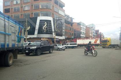 Falta de diésel: Transporte pesado y recolectores de basura bloquean calles de El Alto y la ruta hacia el Desaguadero