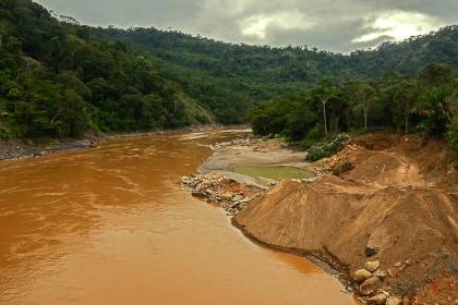 Mueren dos extranjeros mineros que estaban en un contenedor arrastrado por una riada en La Paz 