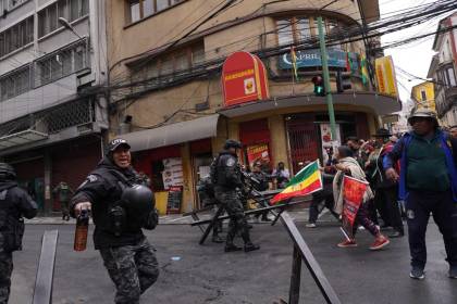 Tensión en la Federación Túpac Katari durante marcha de campesinos que busca “recuperar” su sede