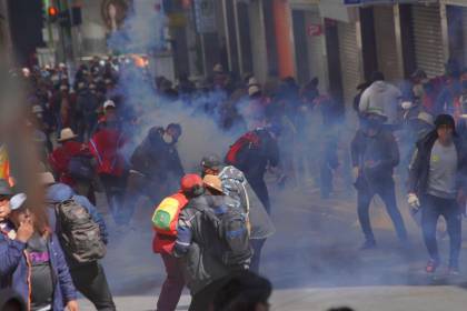 En vivo: La plaza Murillo está rodeada por marchistas que se enfrentan con explosivos a la Policía