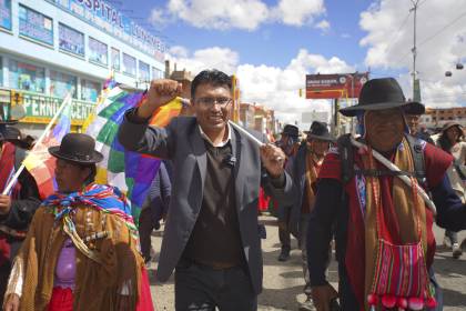 El senador Nilton Condori dice que buscan aprehenderlo por los bloqueos