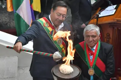 El encendido de la Tea de la Libertad y la lectura de la Proclama de la Junta Tuitiva marcan el inicio al desfile por La Paz