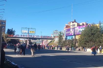 Movilizados en El Alto cortan el paso en la autopista y el acceso al aeropuerto