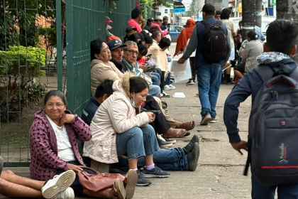 Santa Cruz: Tras cuarto intermedio al paro del sector salud vuelven las filas al Hospital San Juan de Dios