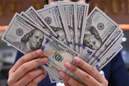 Informe especial: Sectores buscan dólares en el mercado negro ante la escasez de divisas