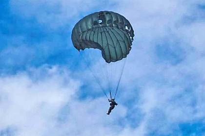 Muere instructor de paracaidismo: Policía busca establecer por qué no se abrió el paracaídas