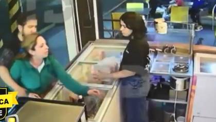 La iracunda reacción de una mujer en una heladería por el trato de una trabajadora hacia su pareja