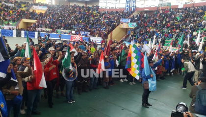 En medio de reclamos, dictan cuarto intermedio en el congreso arcista del MAS que se desarrolla en El Alto