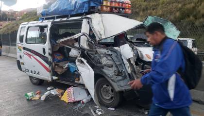 Choque de un minibús contra un camión en la autopista de La Paz deja tres heridos, entre ellos, una embarazada 