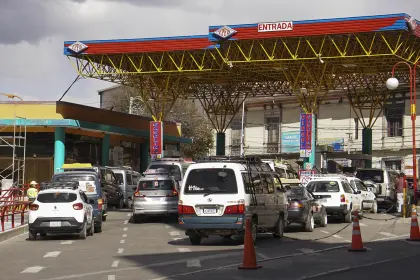 Choferes marcharán este miércoles desde El Alto a La Paz en contra de la escasez de combustible y el alza de precios 