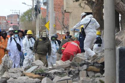 Viacha: Rescatan el cuerpo de un sargento entre los escombros y suben a siete los fallecidos