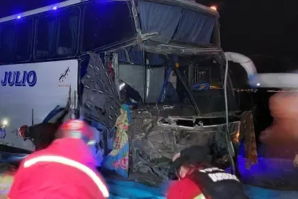 Choque entre un bus y un camión cargado de papa deja un fallecido en la carretera que une Cochabamba con Oruro