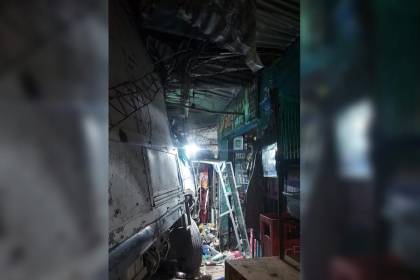 Camión impacta contra una tienda y deja tres heridos en la zona suroeste de Santa Cruz de la Sierra
