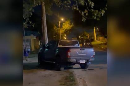 Conductor de camioneta atropella a un padre y su hijo, que estaban en una motocicleta parqueada