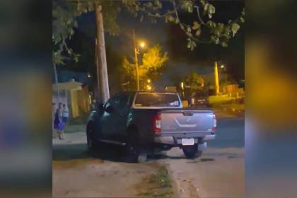 Conductor de camioneta atropella a un padre y su hijo, que estaban en una motocicleta parqueada