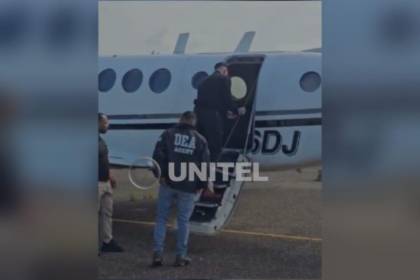 Video: Enmanillado de pies y manos, así subió Sebastián Marset a un avión de la DEA para ser llevado a EEUU