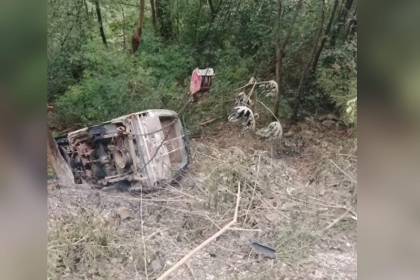 Una roca cae y provoca que un minibús se embarranque e incendie en Petacas