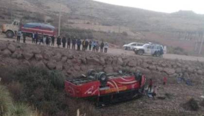 Un muerto y al menos nueve heridos por accidente de un bus en la vía Uyuni - Potosí