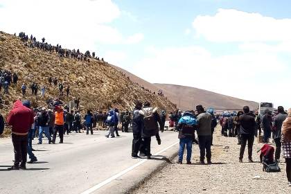 Esperan en cerros y la carretera, arcistas se instalan en Vila Vila para impedir el paso de la marcha de Evo y sus seguidores