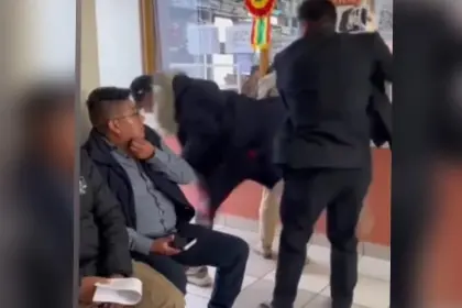 ¿Es luchador profesional?: En Oruro, un abogado reduce a un hombre que intentó golpearlo