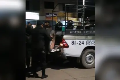 Hombre muere al caer de una camioneta en movimiento y los ocupantes del vehículo avanzan sin percatarse del hecho