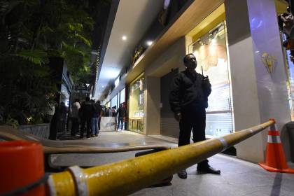 Arrestan a trabajadora de la joyería atracada en un centro comercial, denuncia su esposo