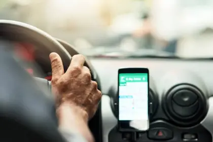 Falsos pasajeros encañonan, golpean y roban a taxista al que solicitaron por servicio de App