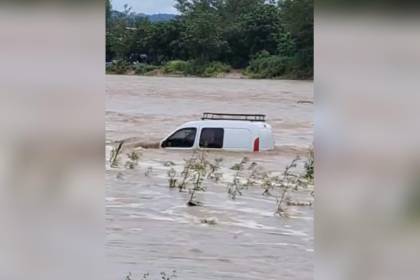 Video: vehículo de procedencia argentina es arrastrado por el río Bermejo tras las intensas lluvias