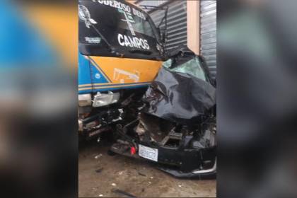 Un vehículo quedó aplastado entre un camión y una tienda; el conductor herido fue rescatado
