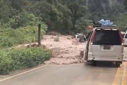 Video: Mazamorra llega a la carretera a los Valles y casi arrantra a vehículos