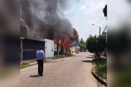 Dejaron un alimento cociendo en la cocina y se desató un incendio que consumió una casa en Santa Cruz