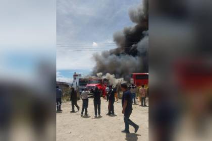 Incendio deja convertidos en chatarra a cinco buses que estaban en un taller mecánico de Oruro