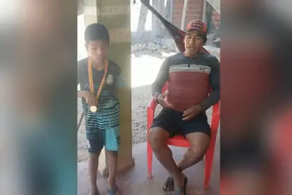 Niño corre con chinelas y le gana a sus compañeros que estaban con zapatillas
