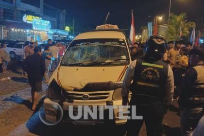 Un trufi atropella a estudiantes durante el desfile de teas en Shinahota; hay cuatro heridos